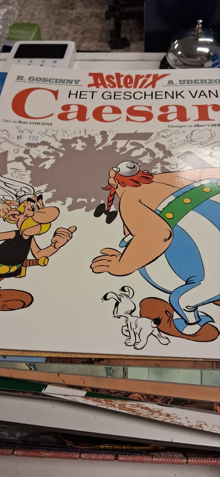 Asterix: Het Geschenkv an Caesar - Klassiek Stripboek, Eén stripboek, Ophalen of Verzenden, Gelezen, René Goscinny en Albert Uderzo