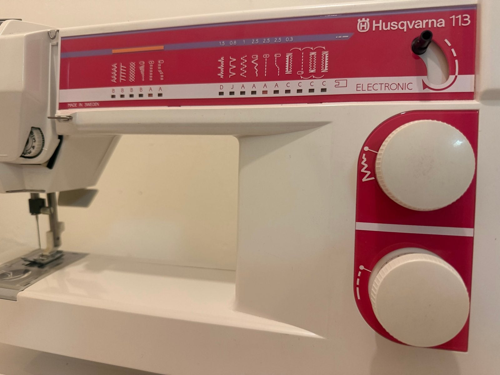 Husqvarna 113 Electronic Naaimachine - Zo goed als nieuw, Hobby en Vrije tijd, Ophalen of Verzenden, Zo goed als nieuw, Naaimachine