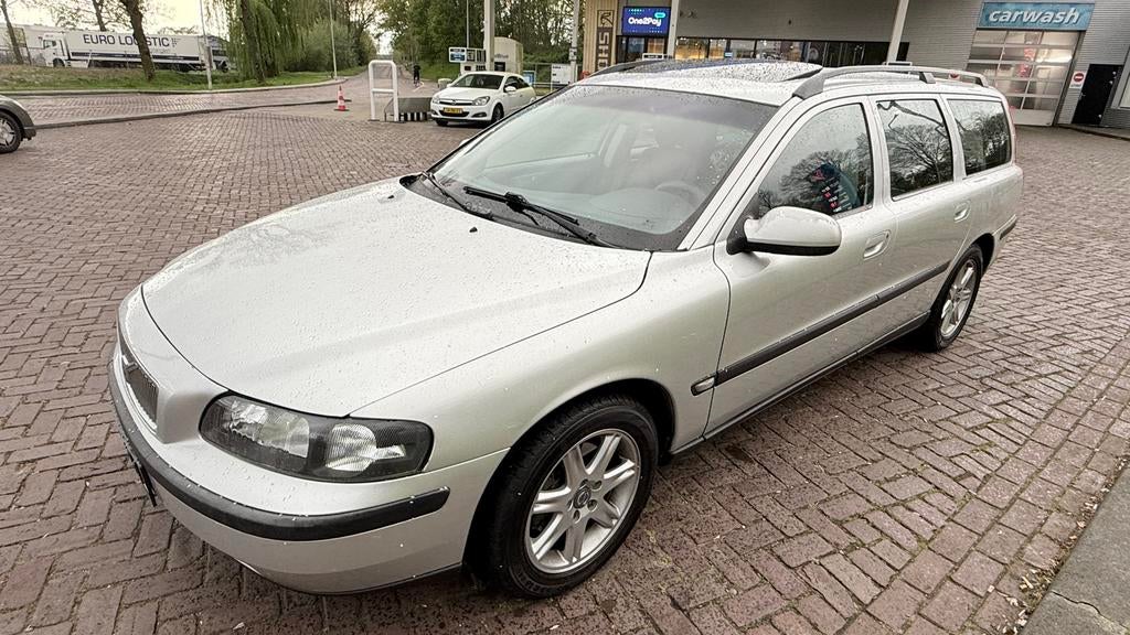 Volvo V70 2.4 170PK AUT 2001 Grijs, Auto's, Volvo, Startonderbreker, 1800 kg, Zwart, Stationwagon