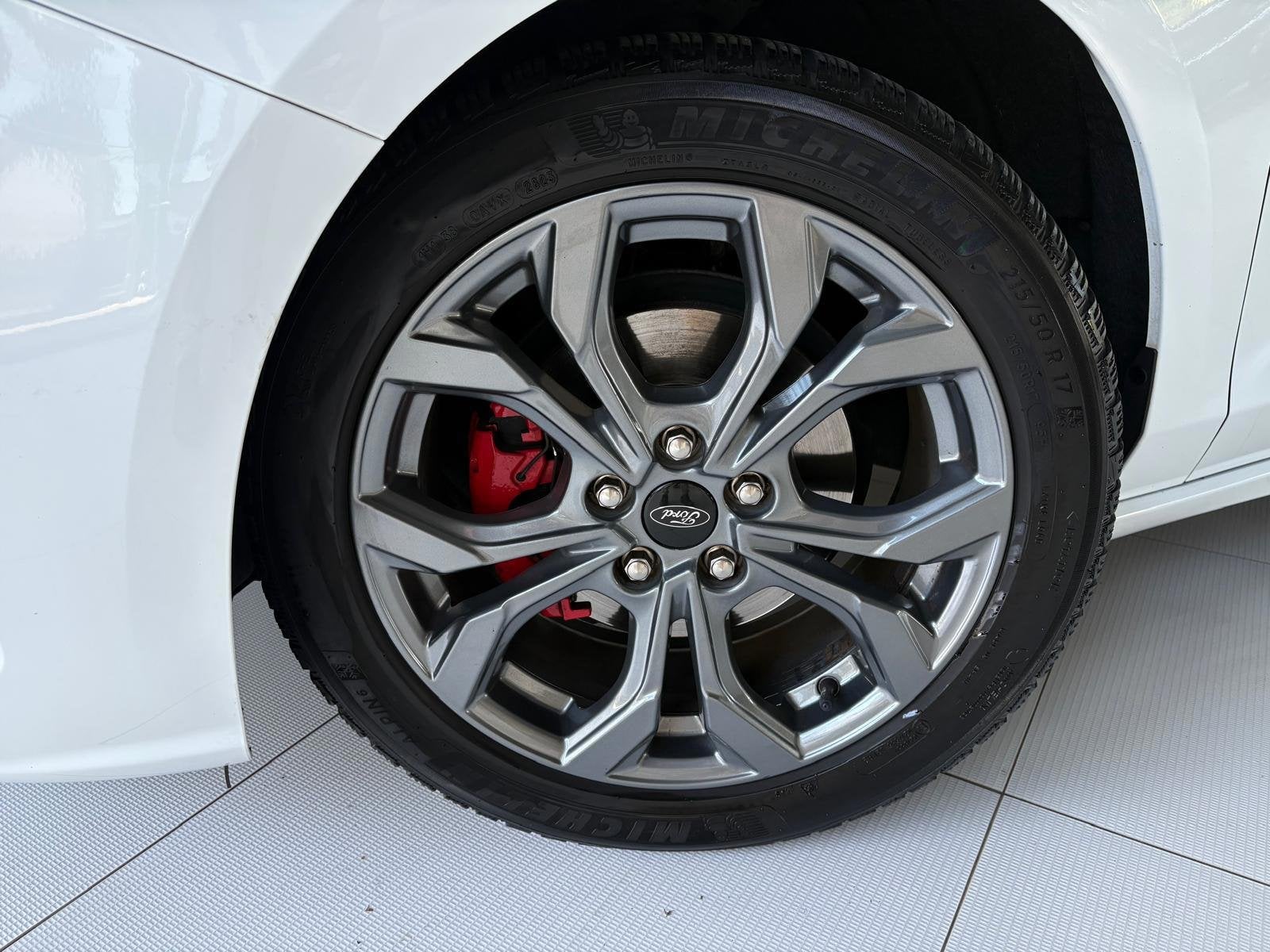 Ford Focus Wagon 1.0 EcoBoost Hybrid ST Line X | Trekhaak |, Auto's, Ford, Gebruikt, Wit, 19 km/l, Hybride Elektrisch/Benzine