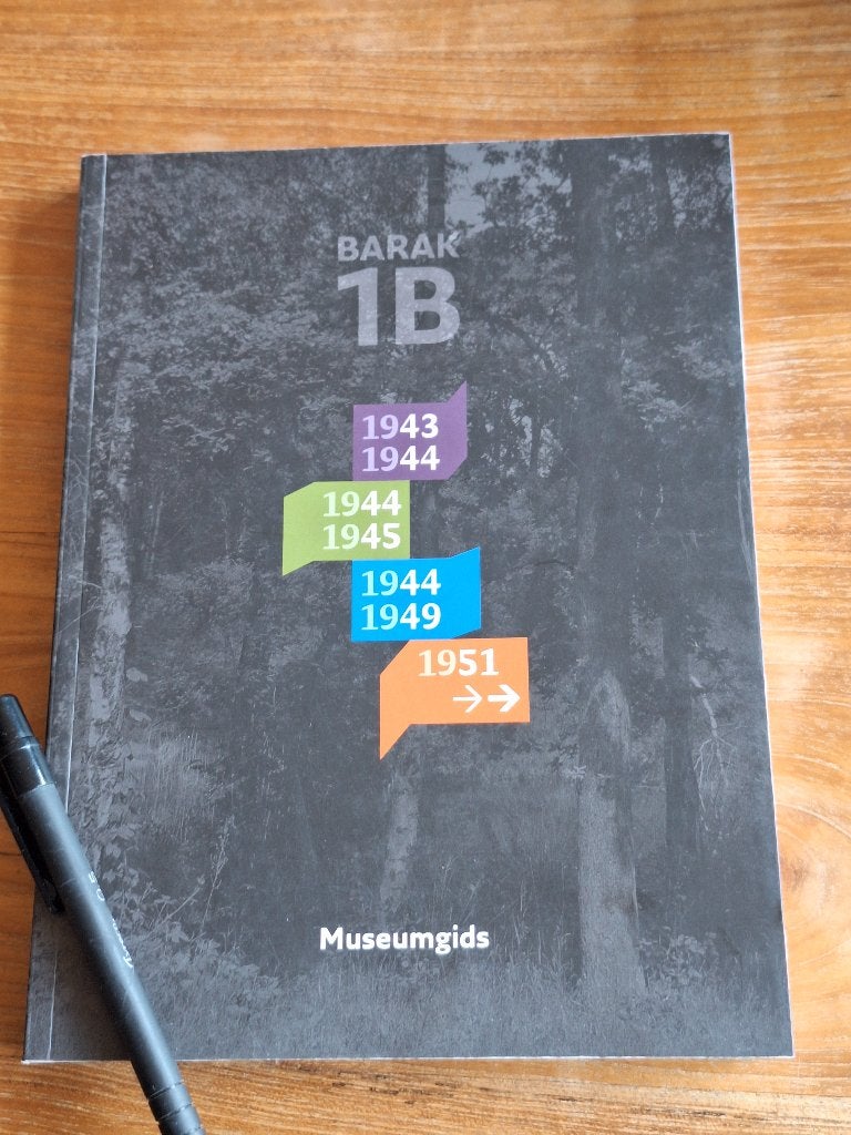 Museumgids Barak 1B  Kamp Vught  1943 tot 1951, Ophalen of Verzenden, Tweede Wereldoorlog, Zo goed als nieuw, Overige onderwerpen