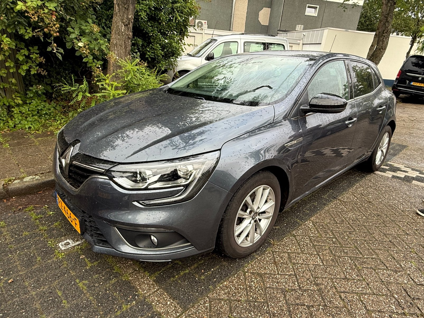 Renault megane 1.2 tce  limited 2017 111.000 km 5drs, Auto's, Stof, 1280 kg, 122 pk, Origineel Nederlands