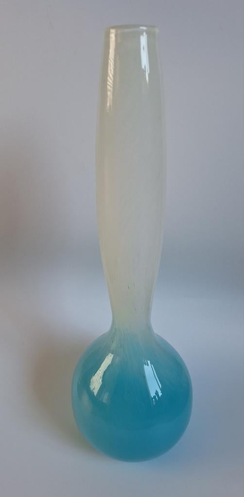 Mooie vintage wit/blauwe glazen vaas., Ophalen of Verzenden