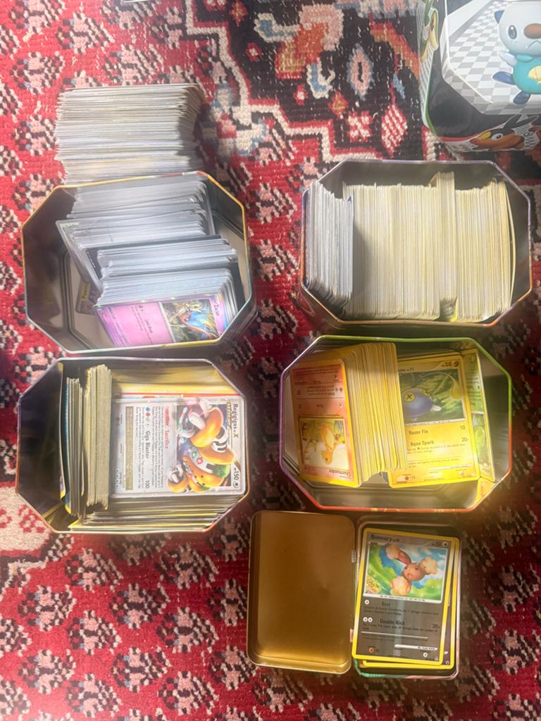 Grote collectie Pokémon kaarten in blikken, Ophalen of Verzenden, Gebruikt, Meerdere kaarten, Foil