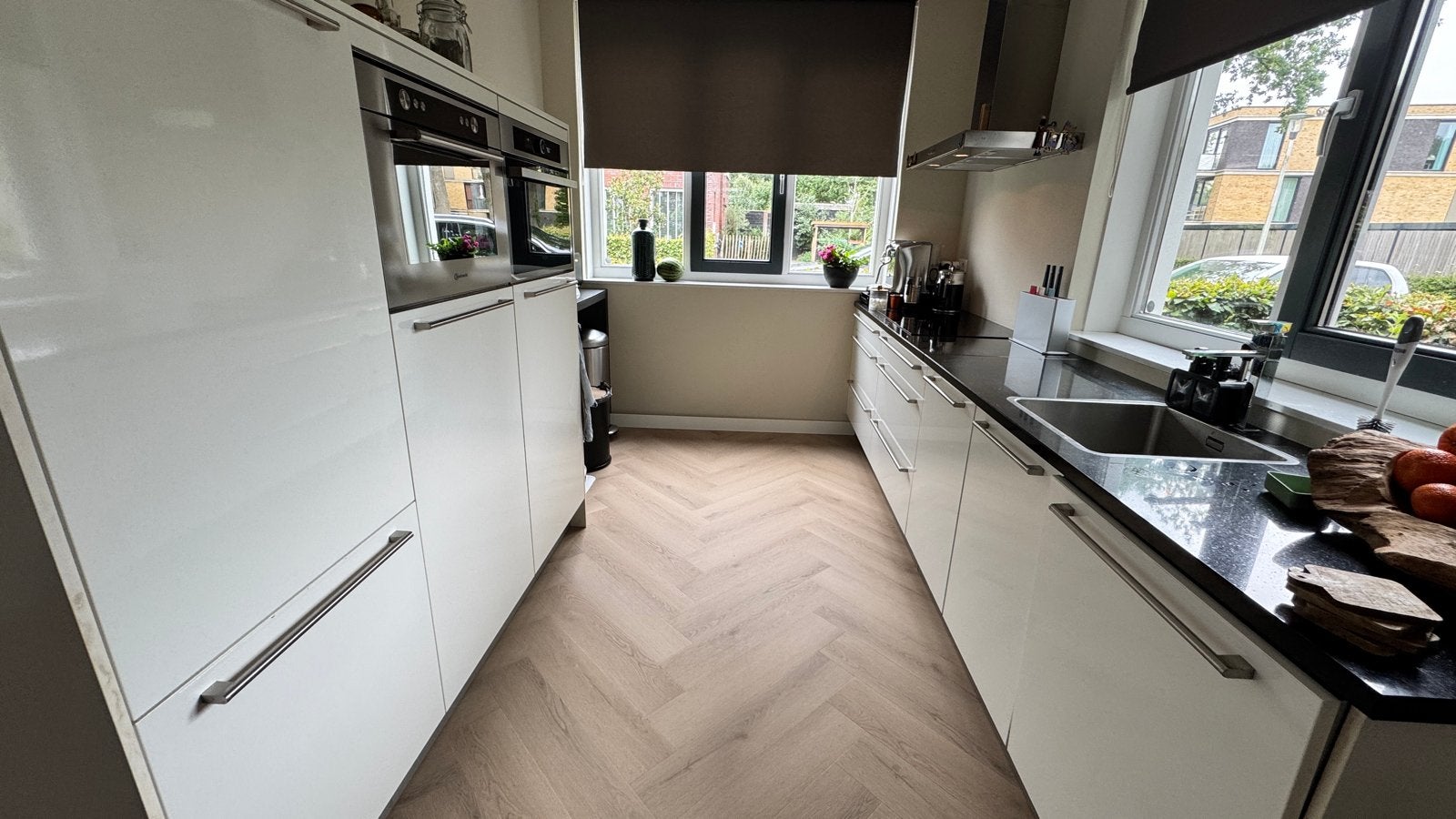 Moderne complete keuken met stenen werkblad en apparatuur, Ophalen, Gebruikt, Wit, Graniet of Steen