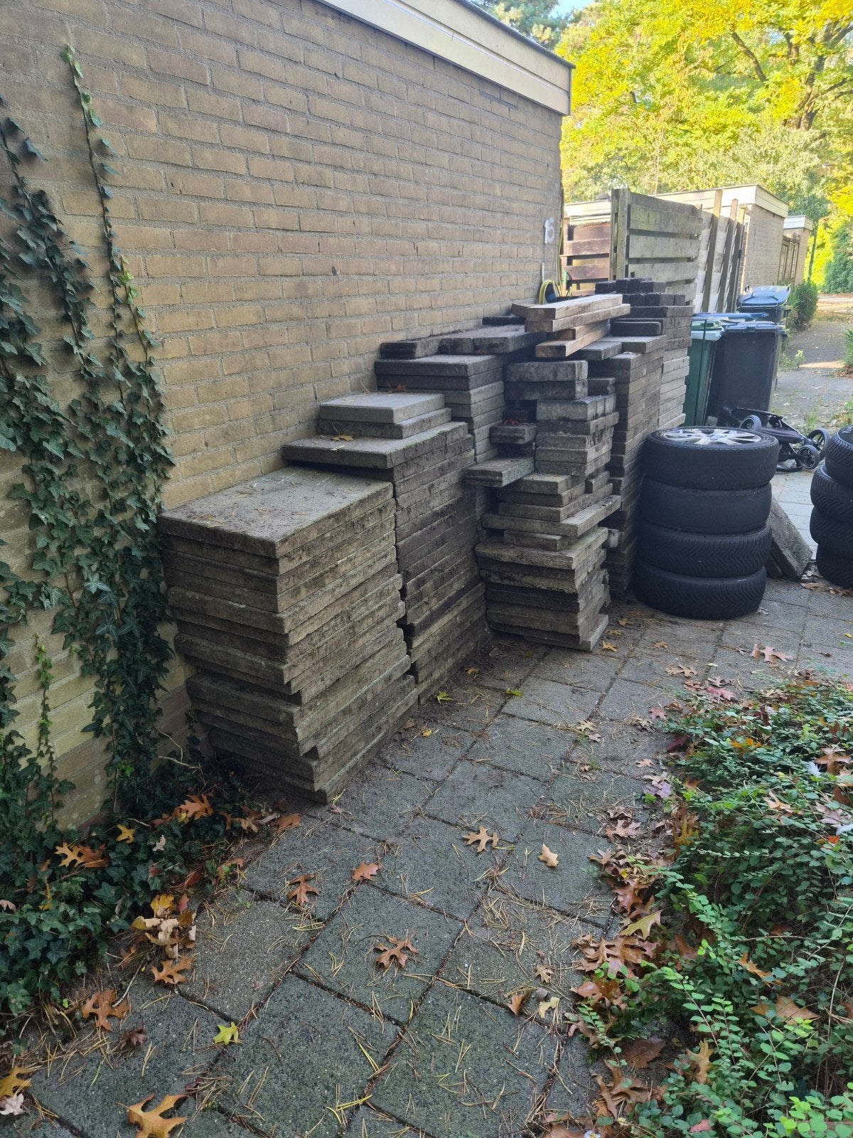Gratis circa 150 stuks hele terrastegels betontegels, Gebruikt, Ophalen of Verzenden, 10 m² of meer, Beton