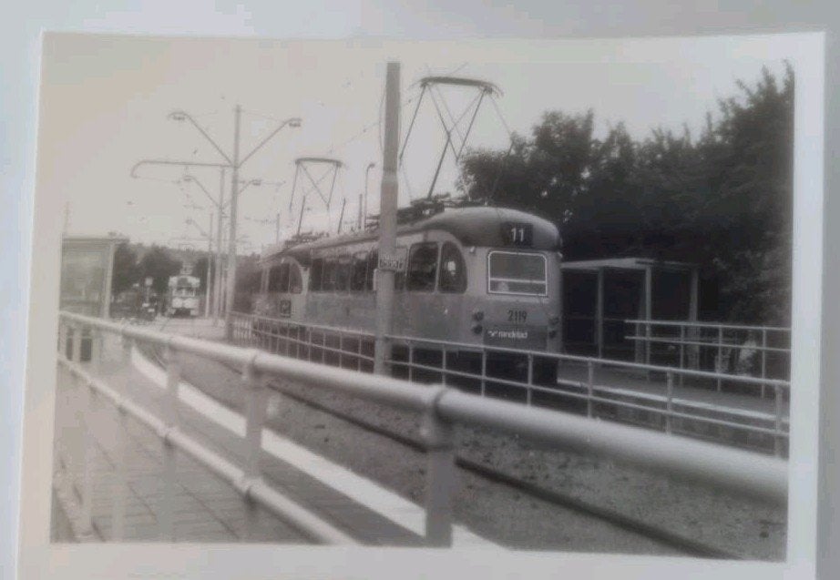 450.Den Haag foto: PCC trams HTM op kruising Paralelweg Den, Ophalen of Verzenden, 1960 tot 1980