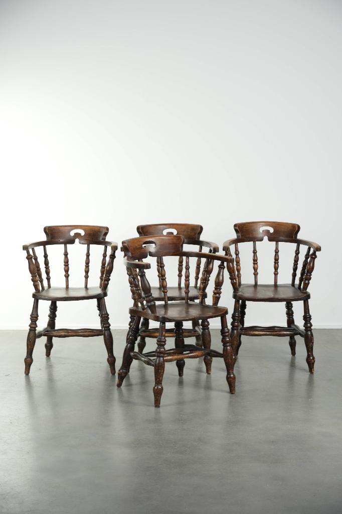 Set van vier houten Engelse antieke pub/ captain chairs, Ophalen