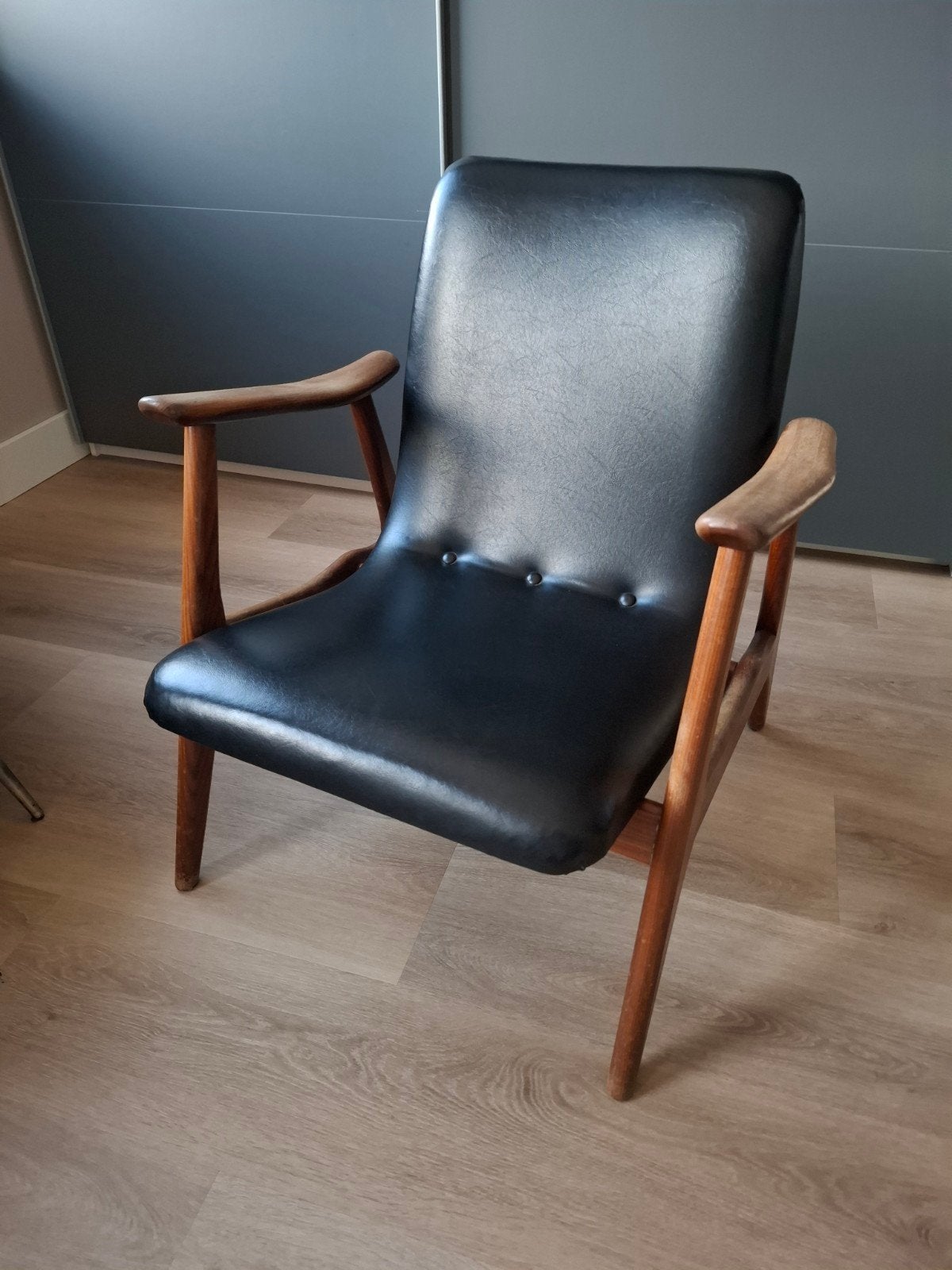 Vintage fauteuil met zwart leer en houten frame, Ophalen