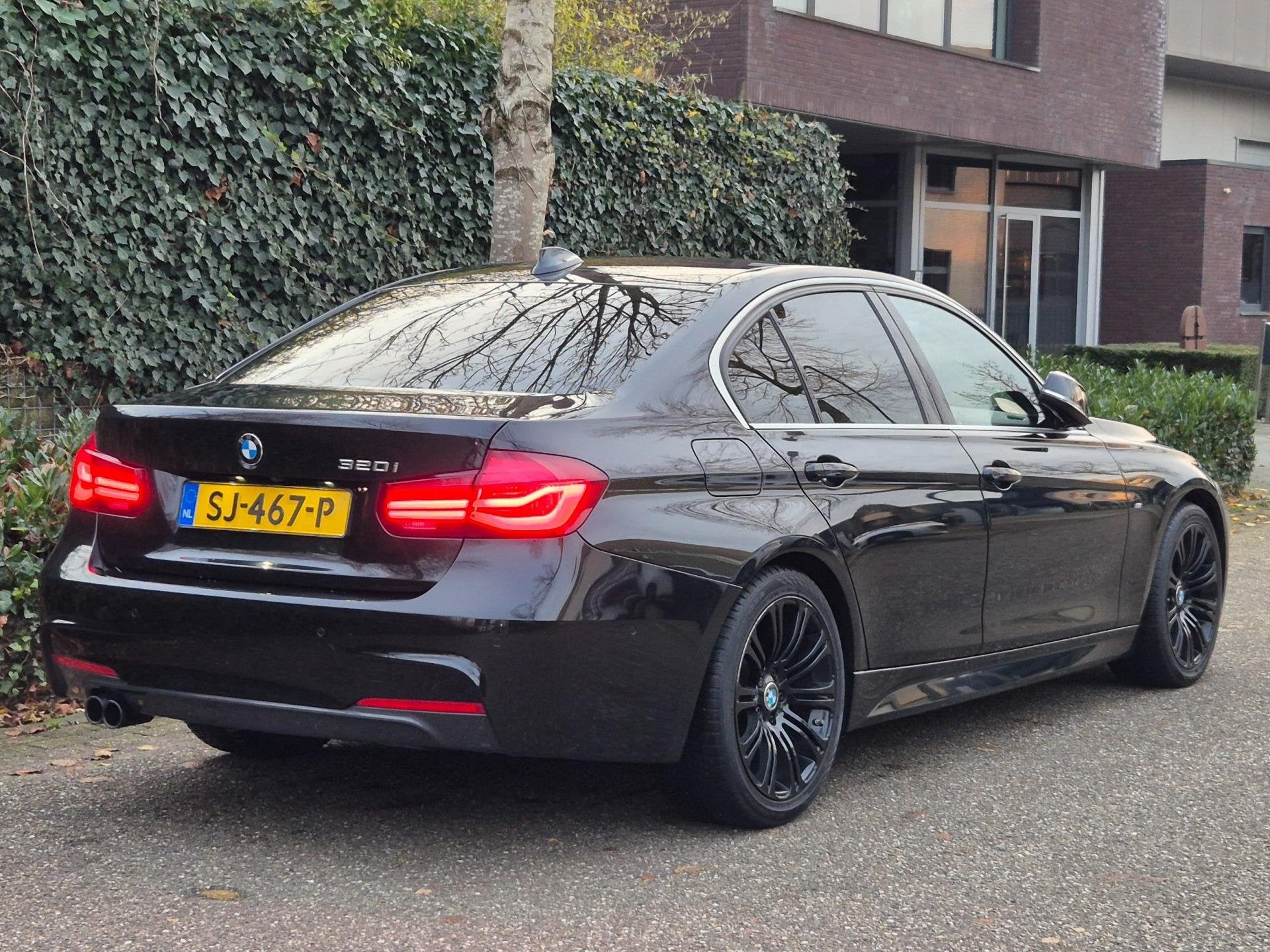 BMW 3-serie 320i M Sport Ed Apple CarPlay Trekhaak Camera Li, Auto's, BMW, Automaat, 1998 cc, Achterwielaandrijving, 1800 kg