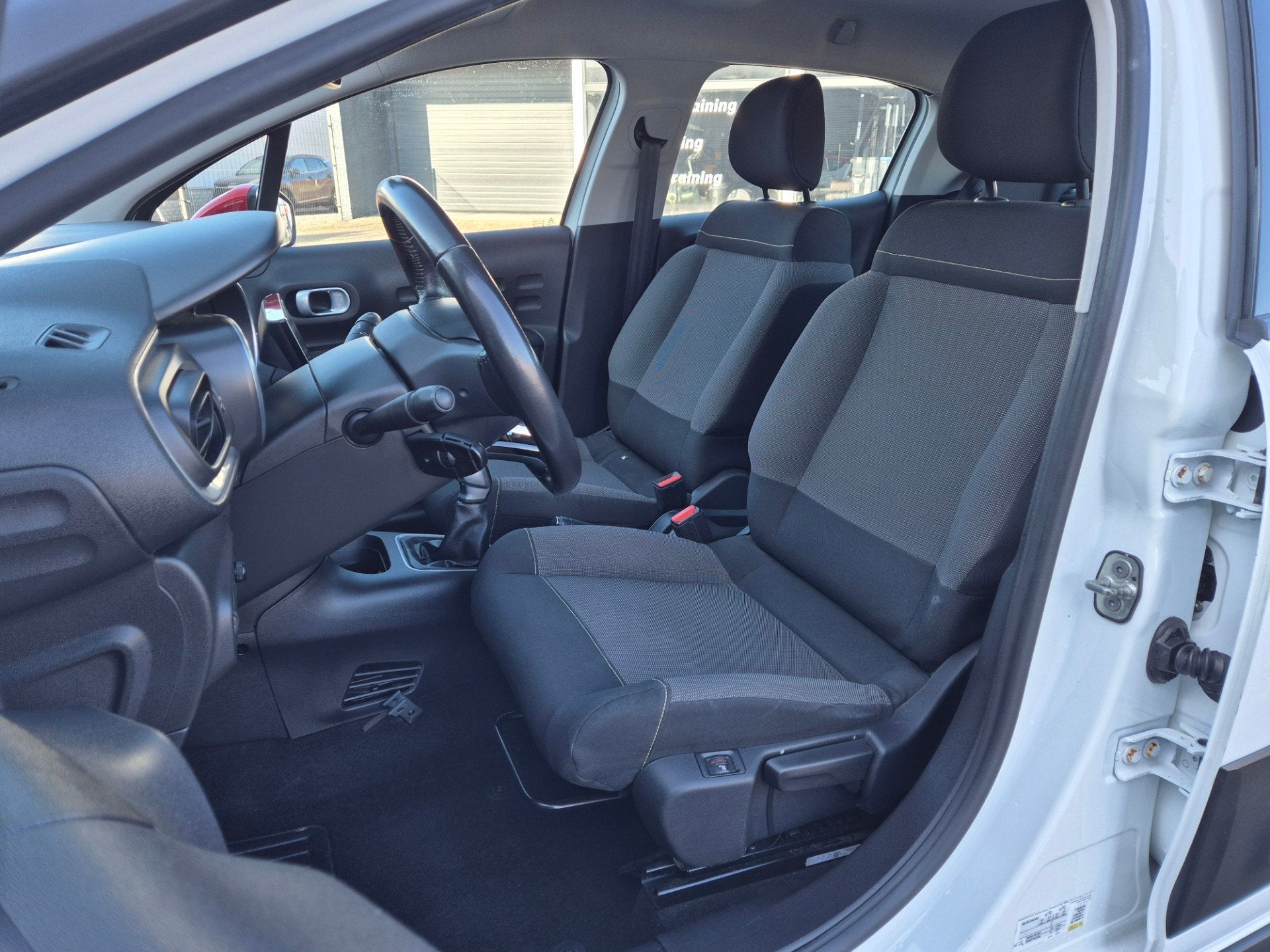 Foto 11 van Citroen C3 1.2 PureTech Shine New D-Riem Camera Carplay Stoe