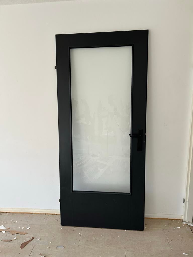 Zwarte binnendeur met glas en deurbeslag, Deurkozijn, Zo goed als nieuw, Hout, Ophalen