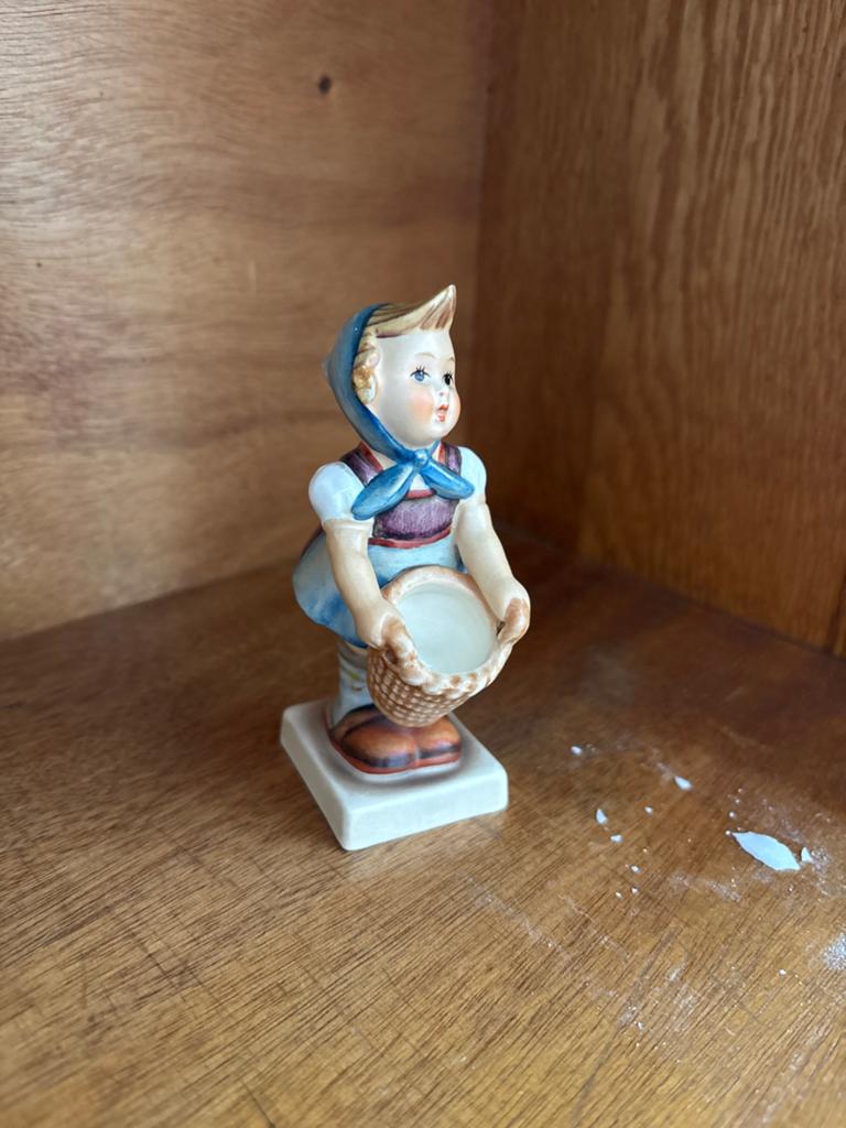 Vintage Hummel beeldje - Meisje met mandje - W.Germany, Ophalen of Verzenden