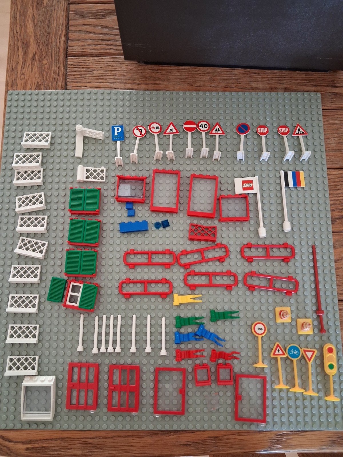 Vintage LEGO onderdelen: Verkeersborden, ramen, deuren, luik, Ophalen of Verzenden, Gebruikt