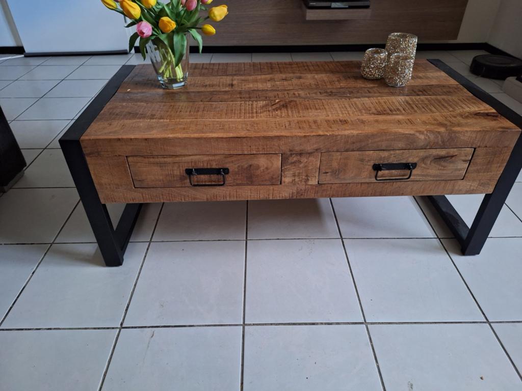 Salontafel mangohout met metalen onderstel en lades, 100 tot 150 cm, Industrieel, Modern, 50 tot 100 cm, Zo goed als nieuw