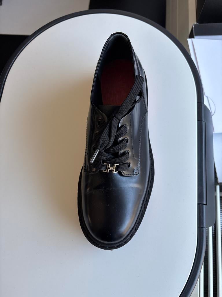 Hogan veterschoenen met rode zool, Kleding | Dames, Schoenen, Ophalen of Verzenden, Zo goed als nieuw, Zwart, Schoenen met lage hakken
