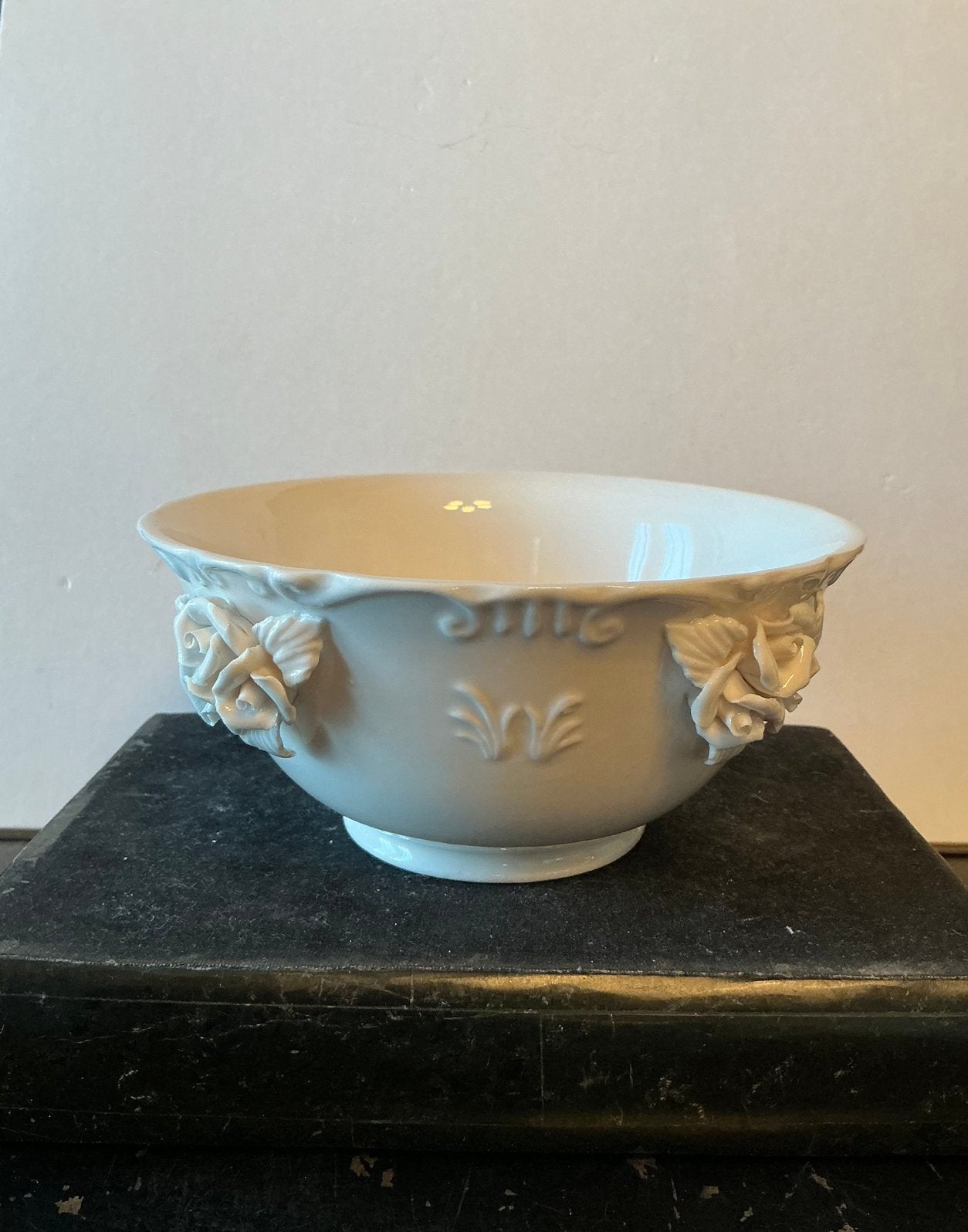 Wit porseleinen schaaltje van Siaki met 4 plukjes rozen 15cm, Ophalen of Verzenden, Porselein, Overige stijlen, Schaal of Schalen