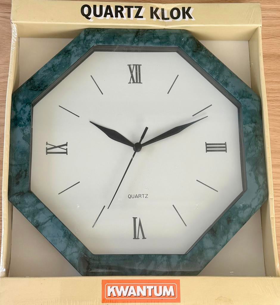 Kwantum Quartz Wandklok - Achthoekig - Groen Marmerlook, Huis en Inrichting, Woonaccessoires | Klokken, Ophalen of Verzenden, Zo goed als nieuw