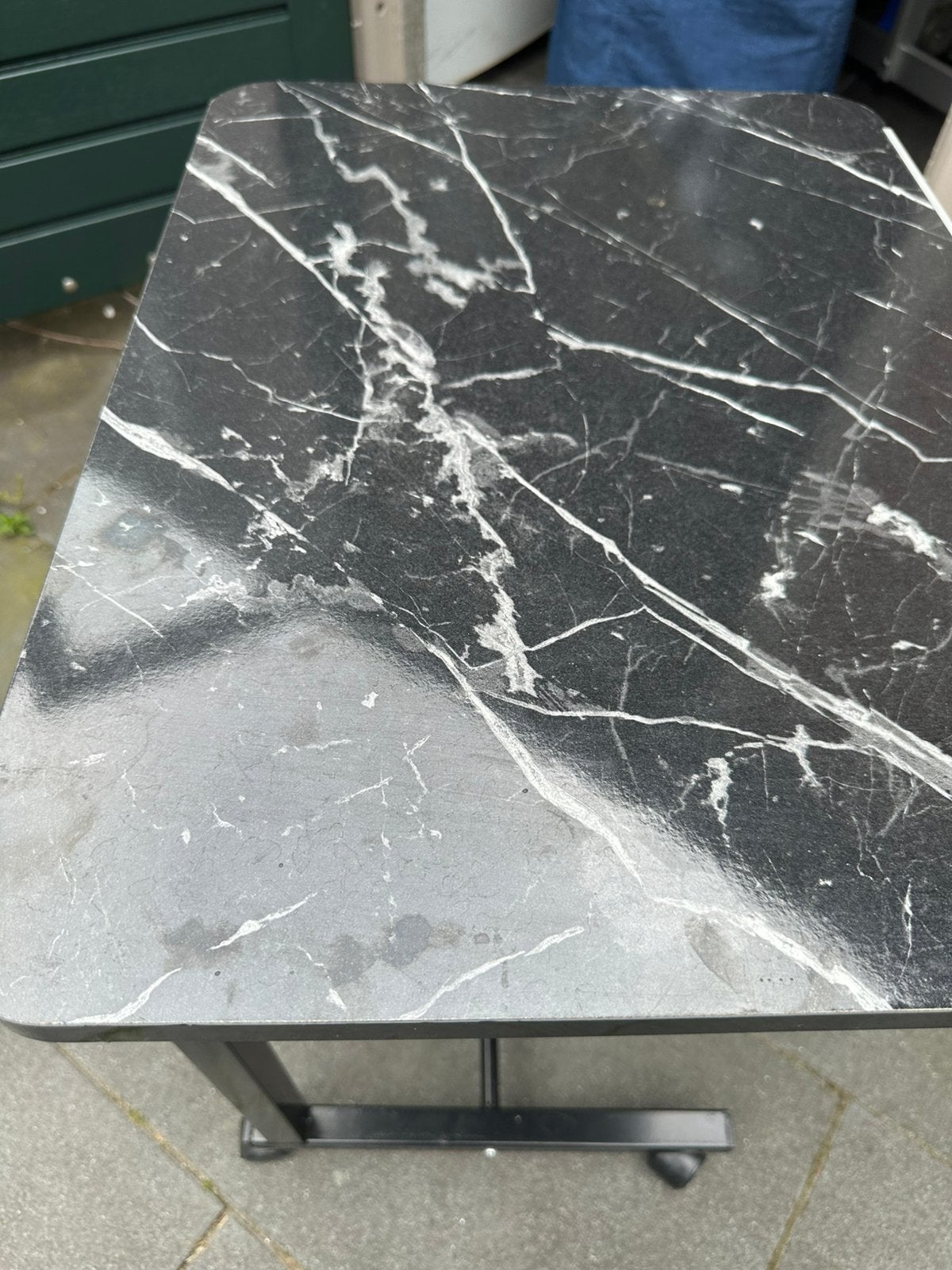 Verstelbare bijzettafel met marmerlook blad, Ophalen of Verzenden, Gebruikt