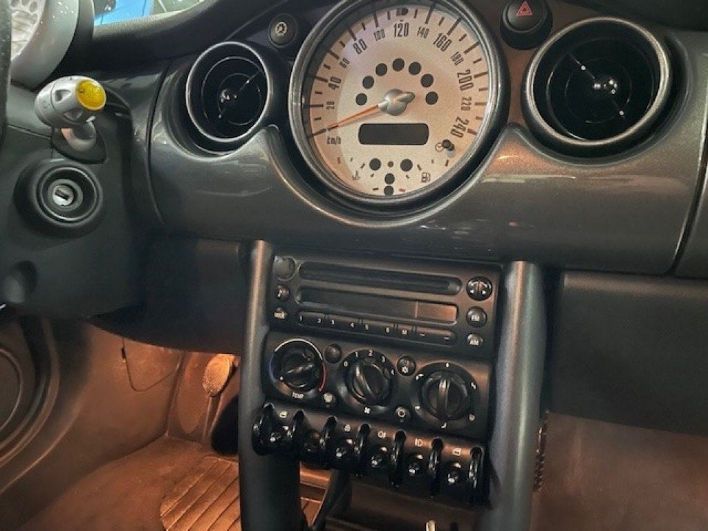 Mini COOPER 1.6 COOPER PEPPER / AIRCO / CRUISE / CV / ZWART, Voorwielaandrijving, Gebruikt, Huisgarantie, 4 cilinders