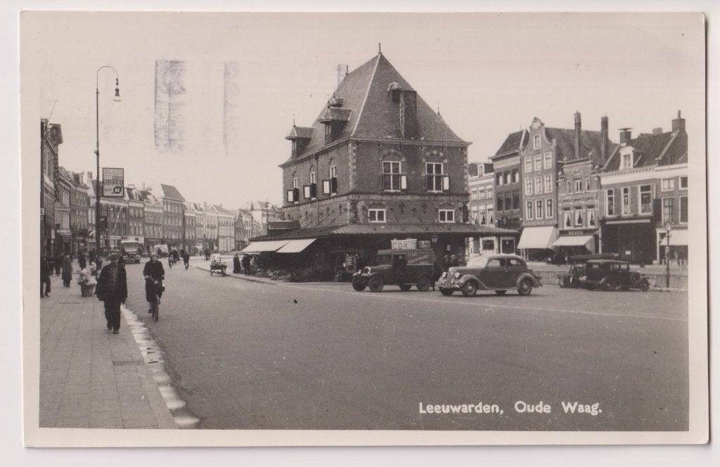 274 Leeuwarden 1942 Oude Waag Winkels Auto's Mensen Karren, Verzenden, 1940 tot 1960, Gelopen, Friesland
