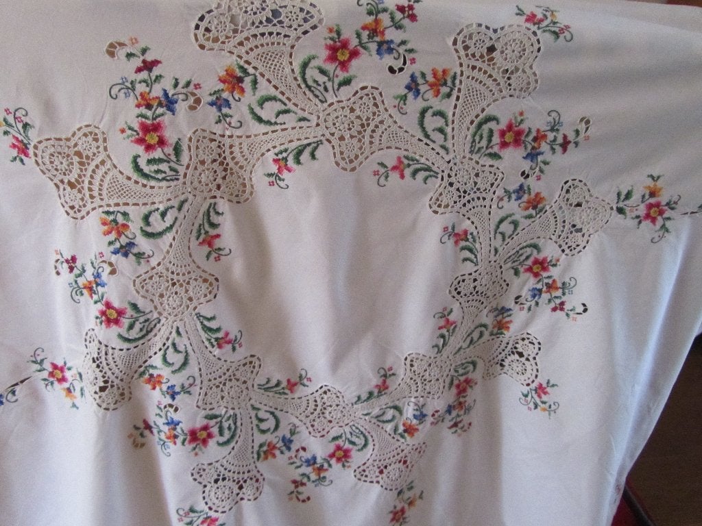 Geborduurd/gehaakt rond tafelkleed met bloemen, Antiek en Kunst, Verzenden