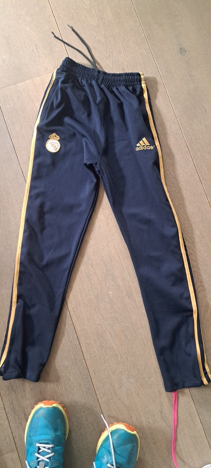 Adidas donkerblauwe trainingsbroek met goud mt 140, 146, 152, Broek, Adidas, Meisje, Ophalen of Verzenden