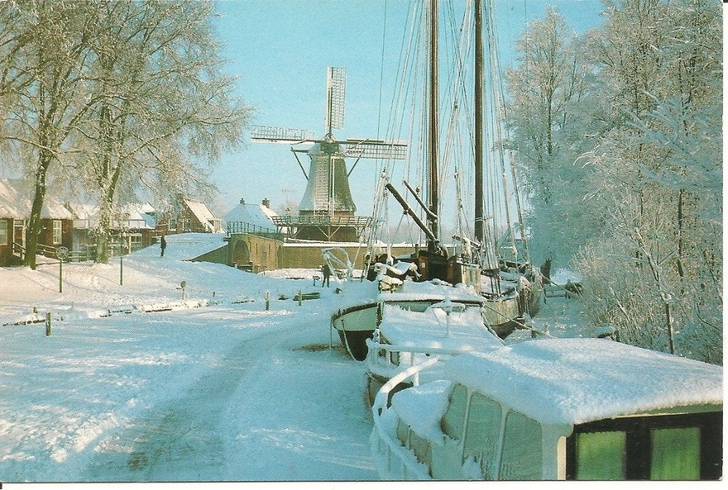 Ansichtkaart Sloten Friesland - Monnikmolen in de sneeuw, Ophalen of Verzenden, 1980 tot heden, Ongelopen, Friesland