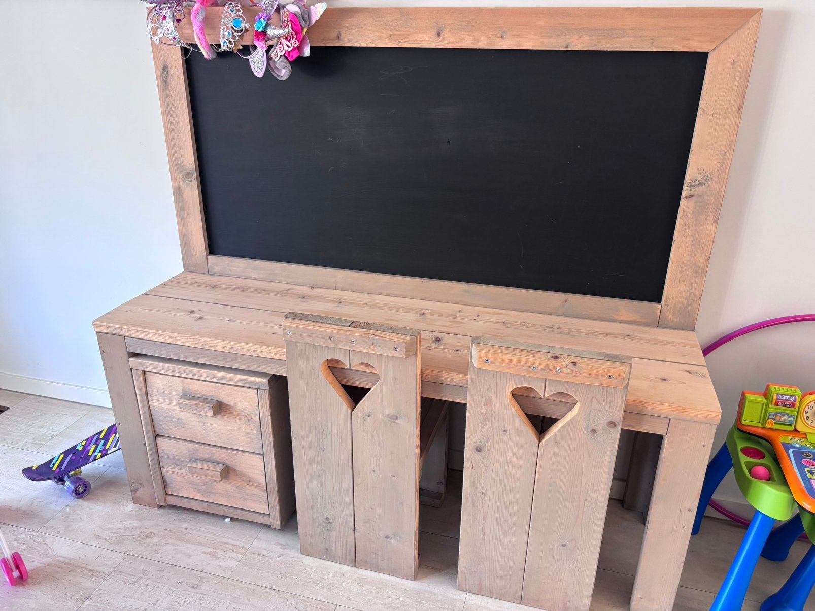 Houten bureau / tafel kinderen - stoelen - ladekast, Ophalen, Zo goed als nieuw