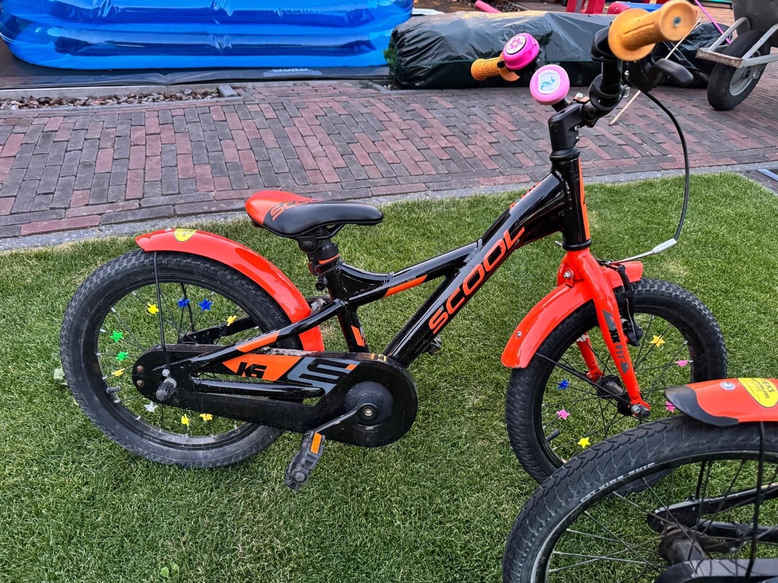 SCOOL Kinderfiets Zwart/Oranje - 16 inch, Ophalen, Gebruikt, Velgrem, 16 tot 20 inch