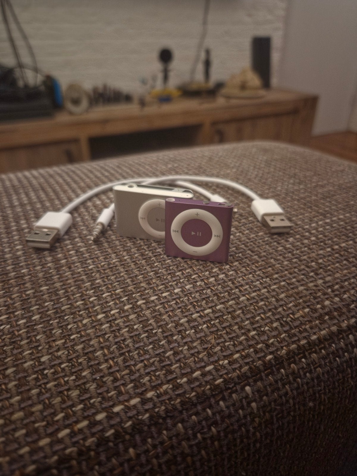 2 iPod Shuffles (roze 4e gen werkend, grijs onbekend), Ophalen of Verzenden