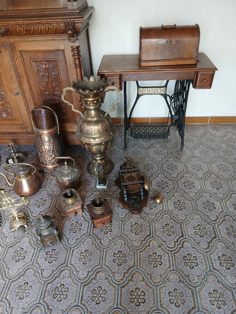 Antieke decoratieve items: Samovar, Singer naaimachine, etc., Ophalen
