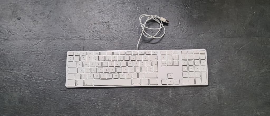 Apple keyboard A1243 / MB110 -enter rechtsonder blijft haken, Computers en Software, Toetsenborden, Gebruikt, Multimediatoetsen
