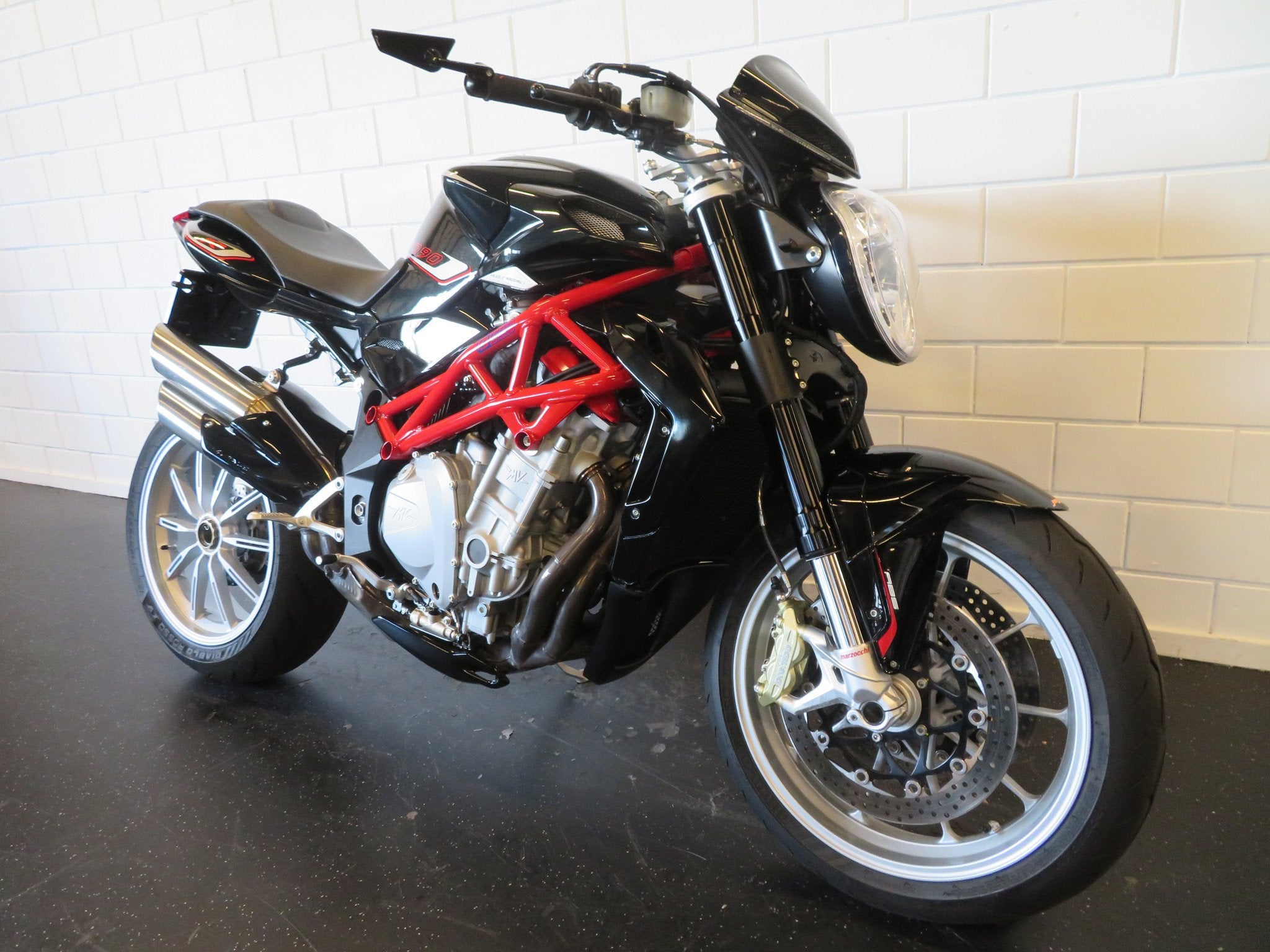 MV Agusta BRUTALE 1078 R ABS NIEUWSTAAT! (bj 2018), Motoren, Naked bike, Gebruikt, Bedrijf