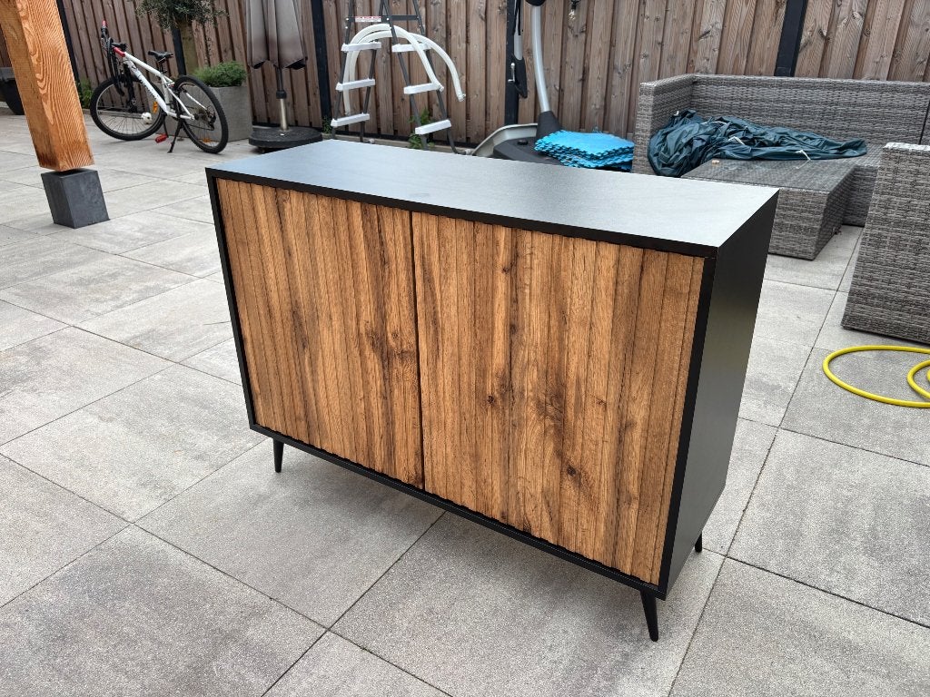 Modern dressoir met houtlook deuren en zwarte afwerking, Ophalen, Met deur(en), 100 tot 150 cm, Modern, Industrieel