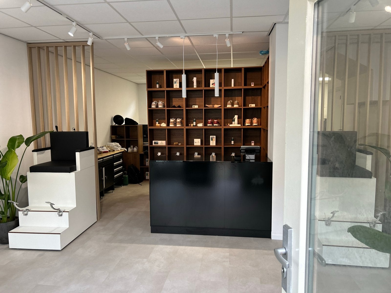 Zwarte Balie/Toonbank met Kabelgoot en twee sluitbare lades, Ophalen