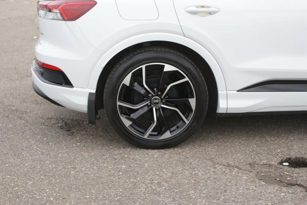 Audi Q4 e-tron 50 quattro Launch edition S Competition 77 kW, Zwart, Wit, 1283 min, 2110 kg