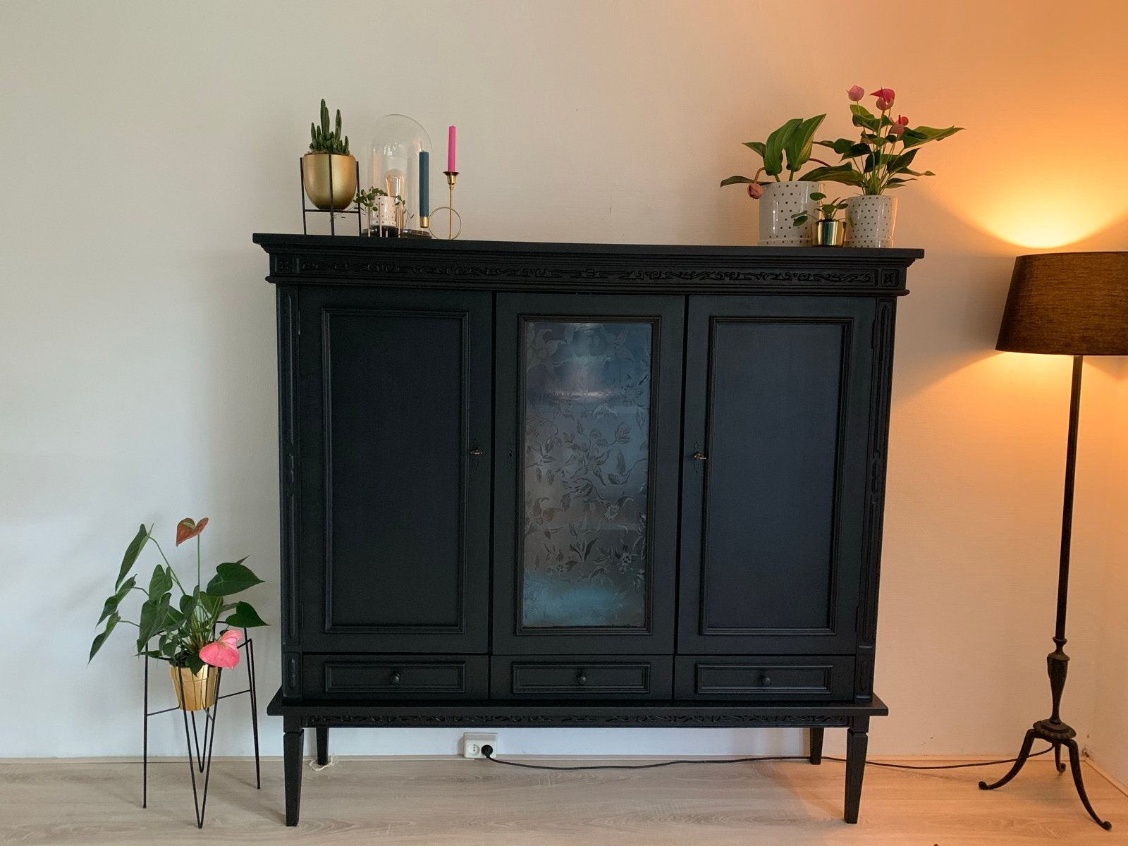 Vintage Zwarte Kast met Glazen Deuren en Lades, Ophalen