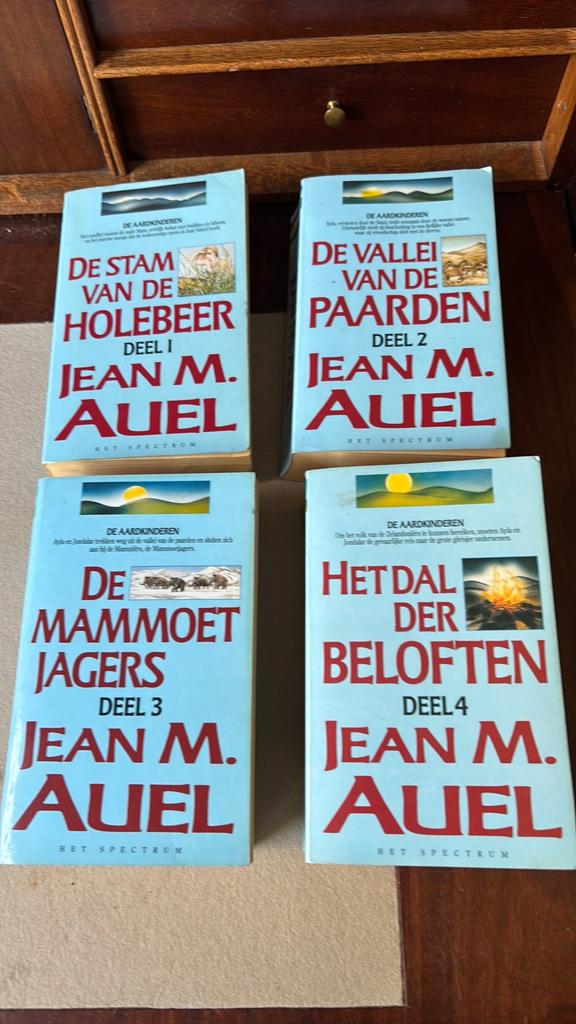 Jean M. Auel- De aardkinderen- deel 1 tm 4., Ophalen of Verzenden, Gelezen