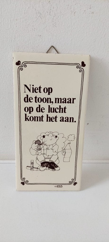 Vintage WC-tegel met humoristische spreuk (jaren 70/80), Huis en Inrichting, Tekstbord, Eu, Met ophangmogelijkheid, Eu