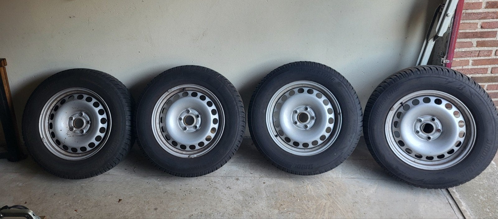 Bridgestone Winterbanden 215/65 R16. 98H, Auto-onderdelen, Banden en Velgen, Ophalen, 16 inch, Banden en Velgen, Winterbanden
