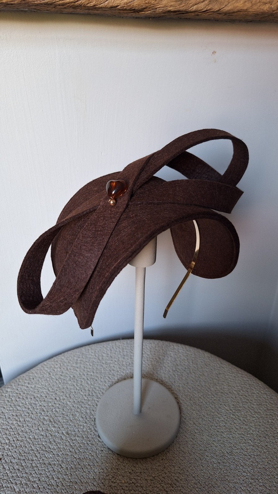 Bruine Bandeau Fascinator - Elegant Hoofddeksel, Ophalen of Verzenden, Nieuw, One size fits all, Hoed