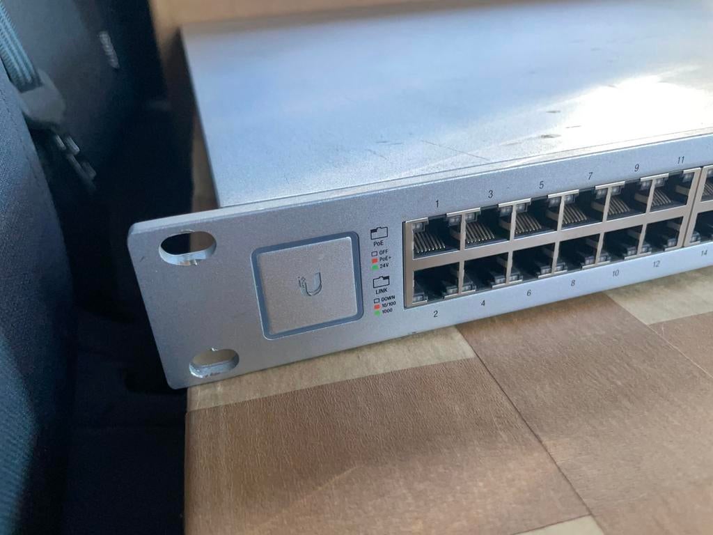 UniFi switch - US 48 PoE+ 500W - silent fan mod, Computers en Software, Netwerk switches, Ophalen of Verzenden, Gebruikt