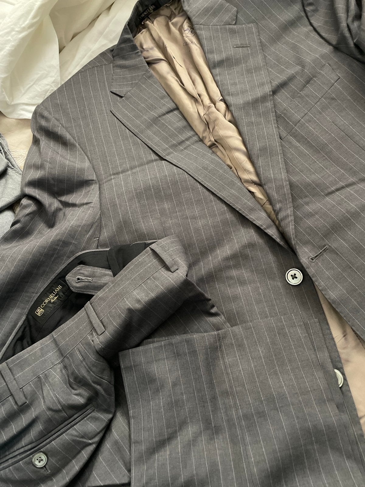 Corneliani Pak - Grijs met krijtstreep - Maat 52, Kleding | Heren, Ophalen of Verzenden, Zo goed als nieuw, Maat 52/54 (L), Grijs