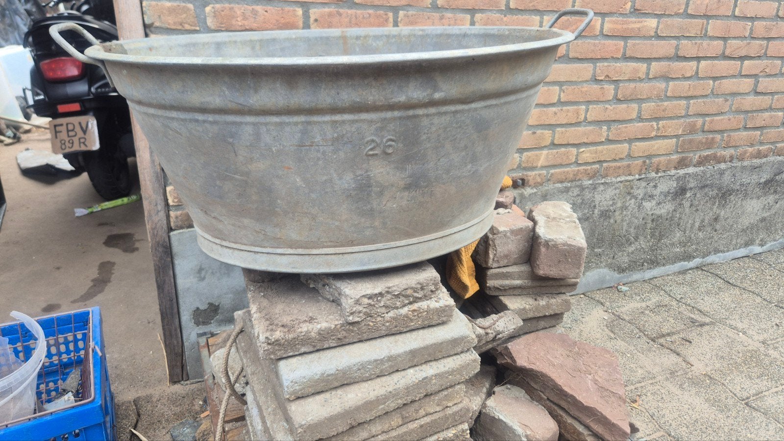 Grote zinken teil - Vintage wasbak of decoratie, Ophalen