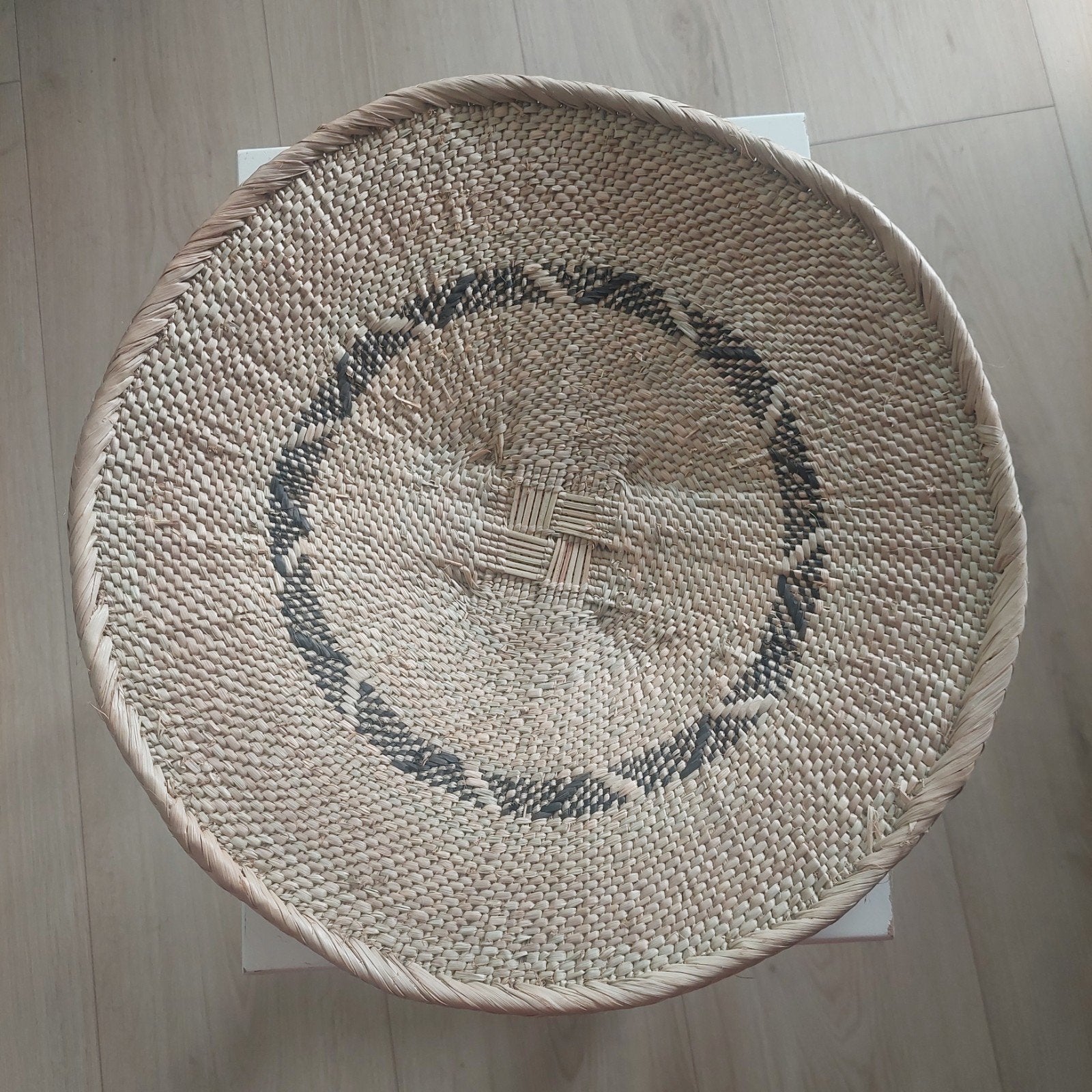 Decoratieve rieten schaal met patroon, Schaal, Rond, Ophalen of Verzenden, Zo goed als nieuw