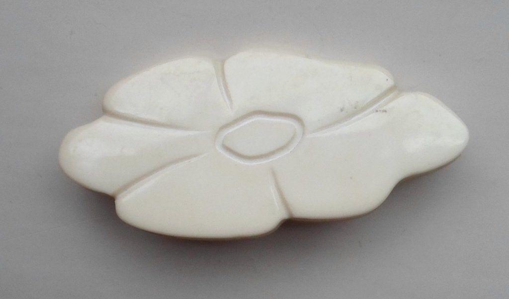 Oude Broche gestileerde bloem. Jaren '60, Ophalen of Verzenden, Gebruikt, Beige, Overige materialen