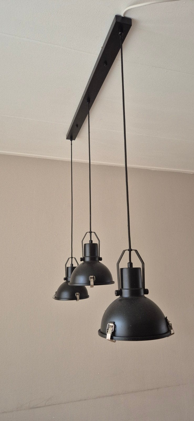 Industriële hanglamp met 3 zwarte metalen kappen, Ophalen, E27 (groot), Zo goed als nieuw, Metaal
