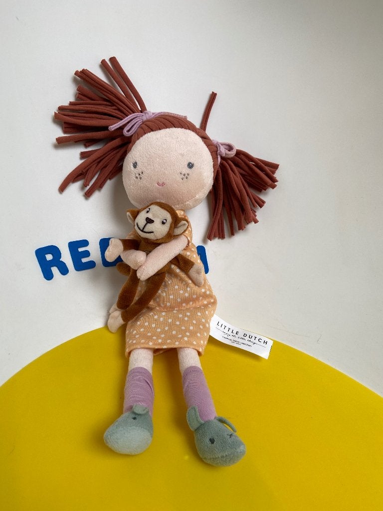 K3536 little dutch pop popje Sophie met aapje, Kinderen en Baby's, Speelgoed | Knuffels en Pluche, Ophalen of Verzenden, Zo goed als nieuw