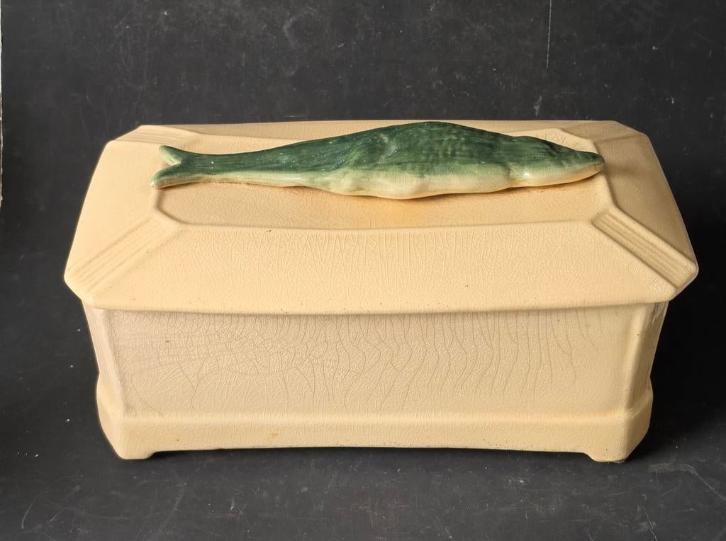 Oude voorraadpot met vis op deksel., Antiek en Kunst, Ophalen of Verzenden